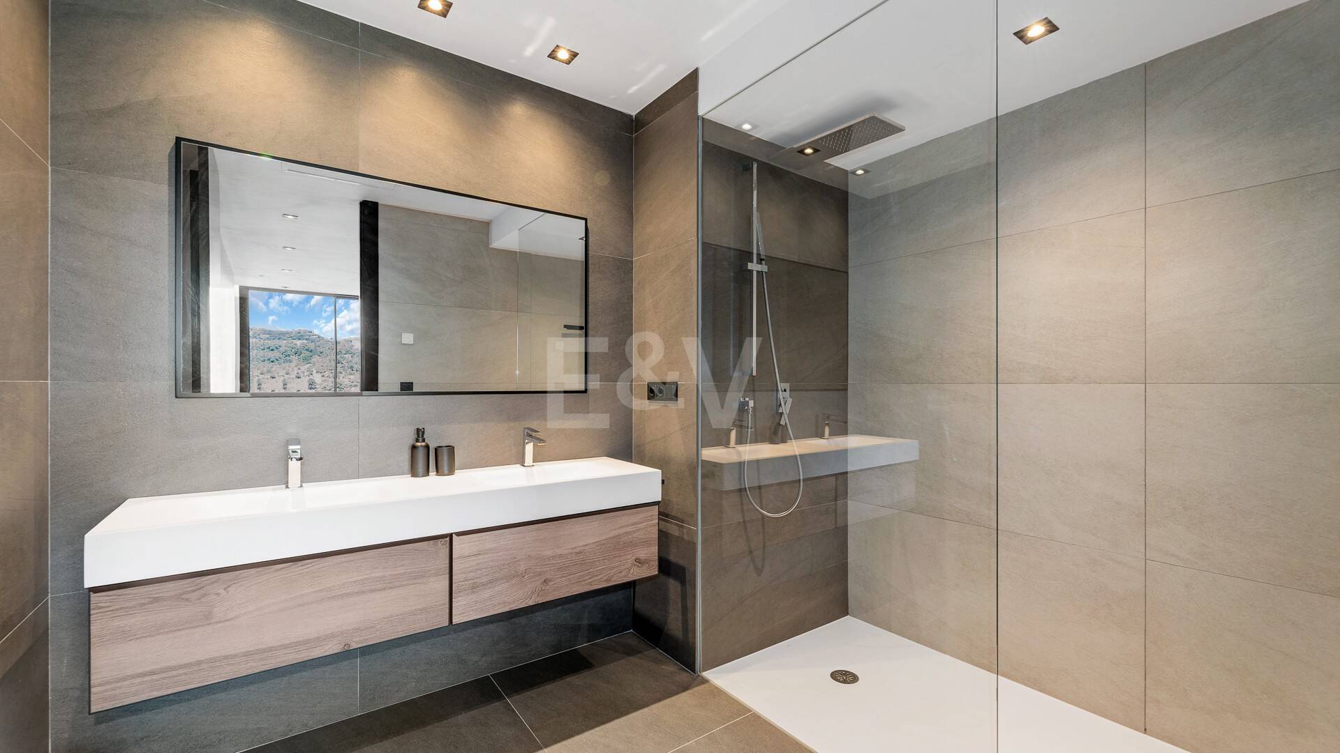 Villa moderna con vistas de 360 grados en Los Arqueros