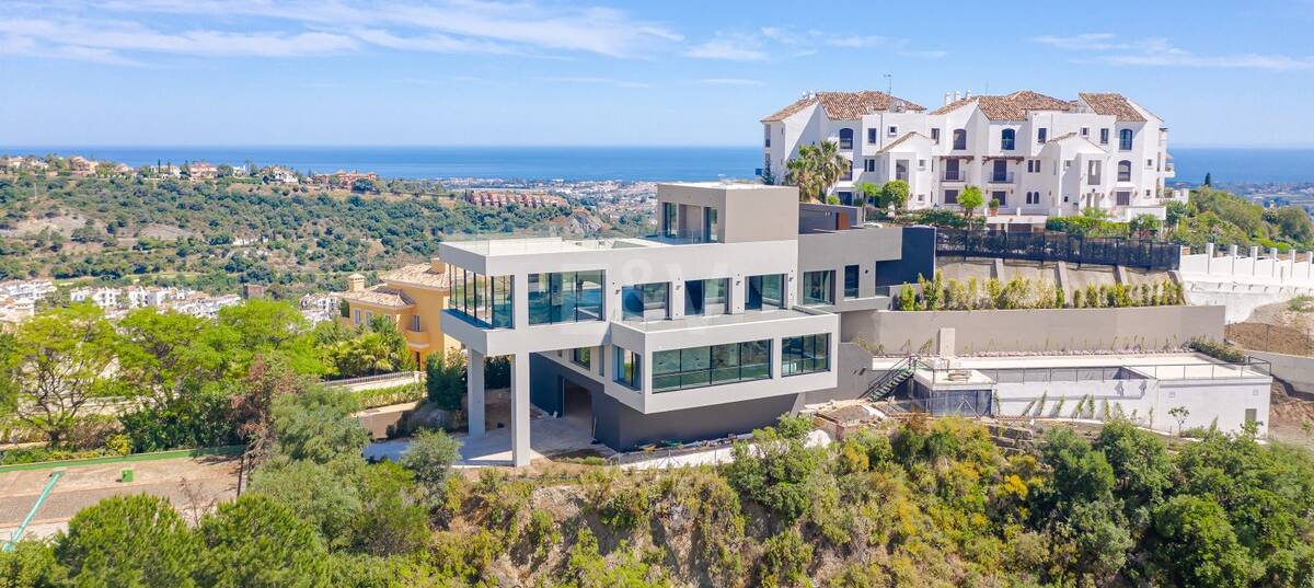 Modern villa with 360-degree views in Los Arqueros