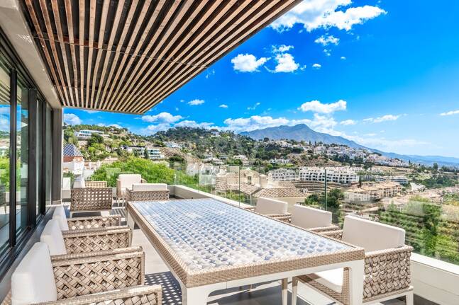 Villa moderna con vistas de 360 grados en Los Arqueros