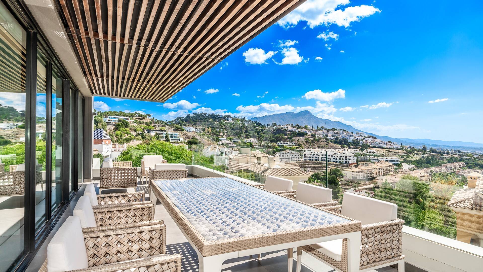 Modern villa with 360-degree views in Los Arqueros