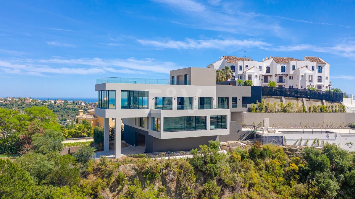 Modern villa with 360-degree views in Los Arqueros