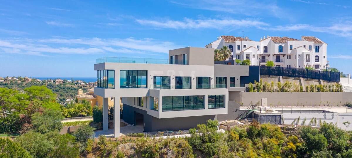 Modern villa with 360-degree views in Los Arqueros