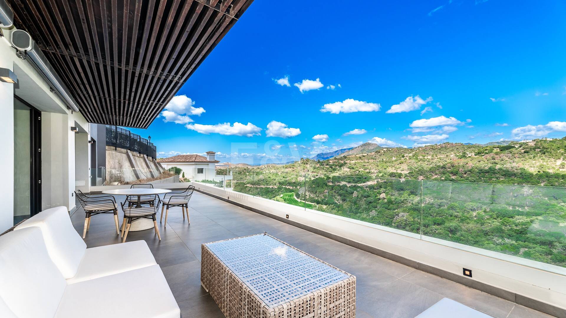 Villa moderna con vistas de 360 grados en Los Arqueros