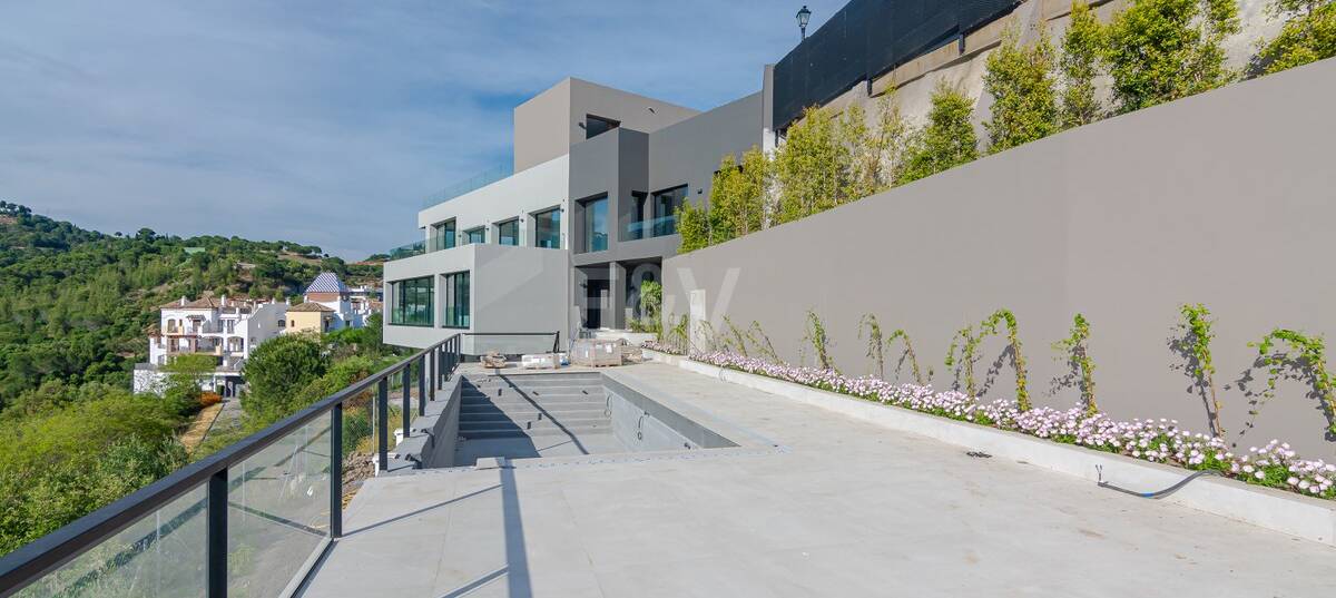 Modern villa with 360-degree views in Los Arqueros