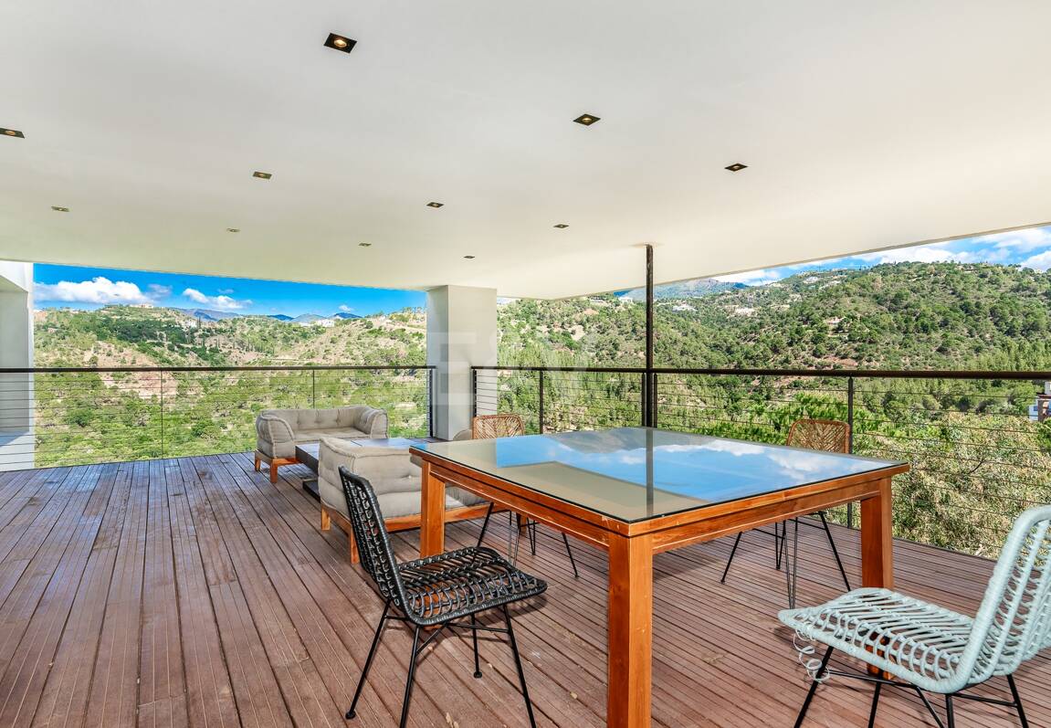 Villa moderna con vistas de 360 grados en Los Arqueros