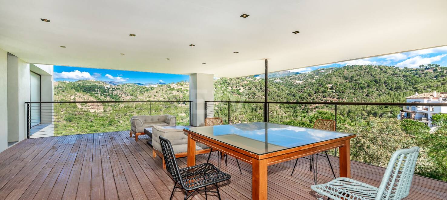 Modern villa with 360-degree views in Los Arqueros