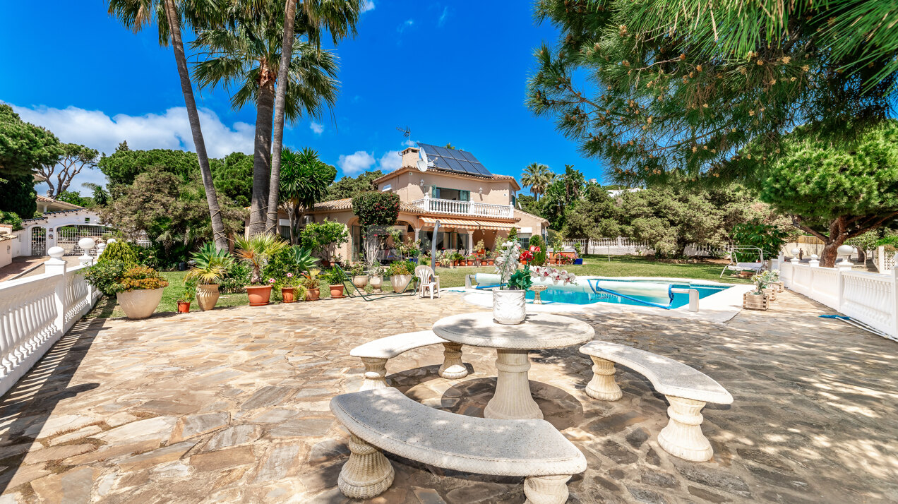 Great Beachside Villa in Marbesa, in one the most Saught-after Urbanization of the Area