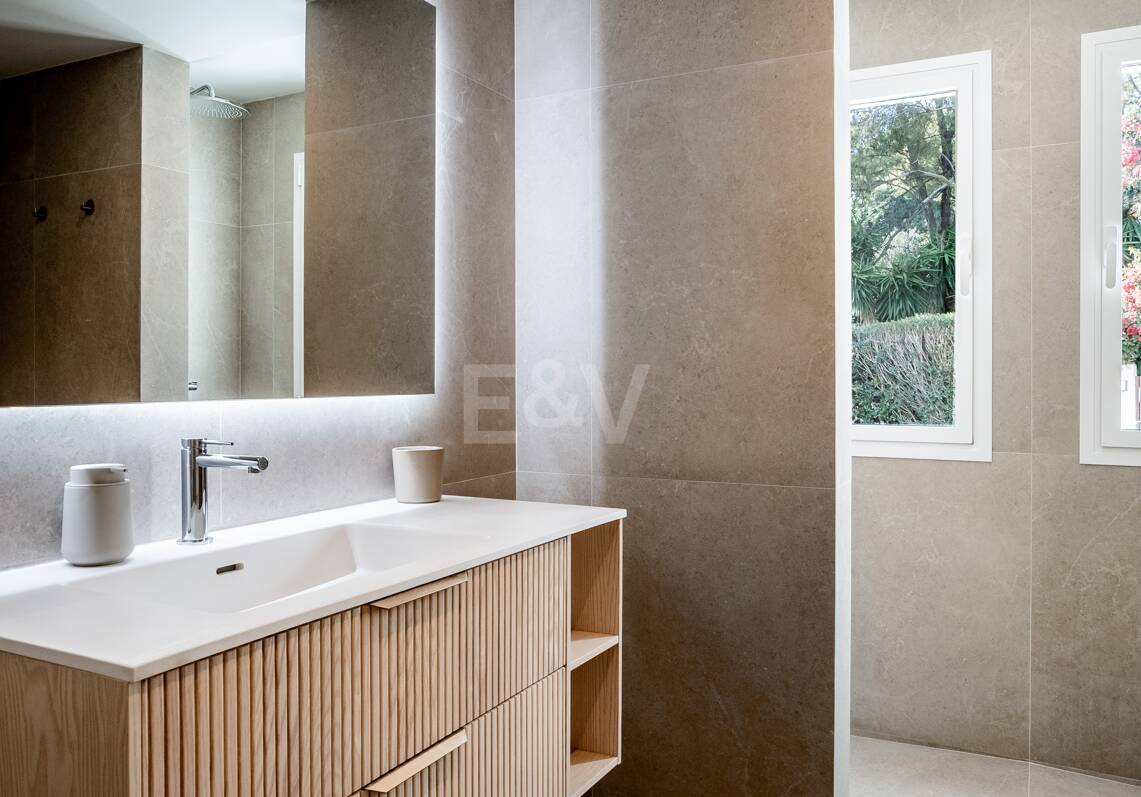 Apartamento Único con Jardín en Las Lomas de Marbella Club