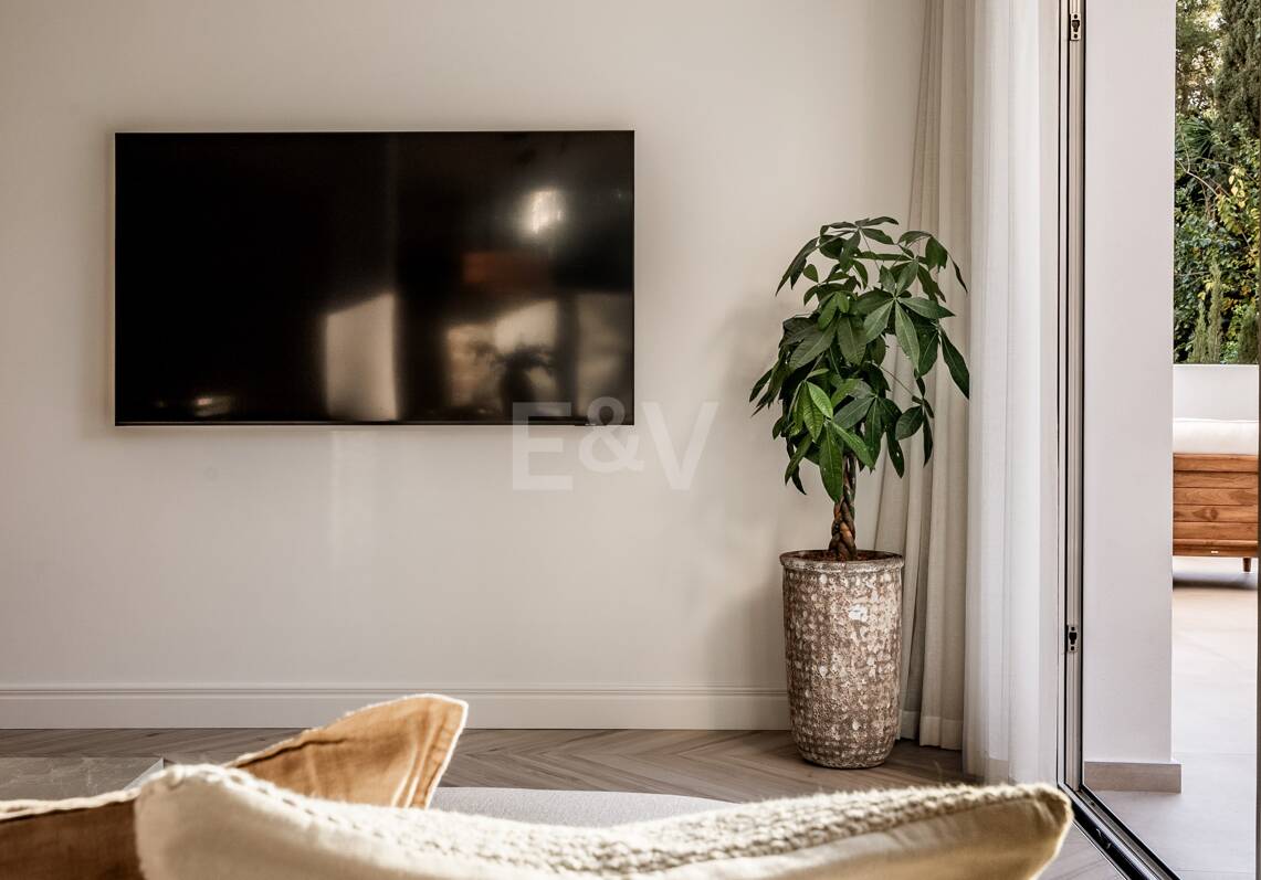 Apartamento Único con Jardín en Las Lomas de Marbella Club
