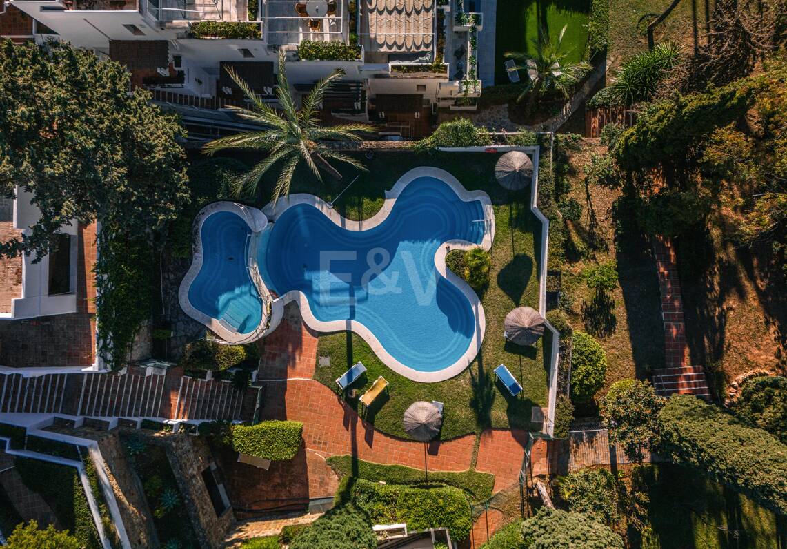 Apartamento Único con Jardín en Las Lomas de Marbella Club