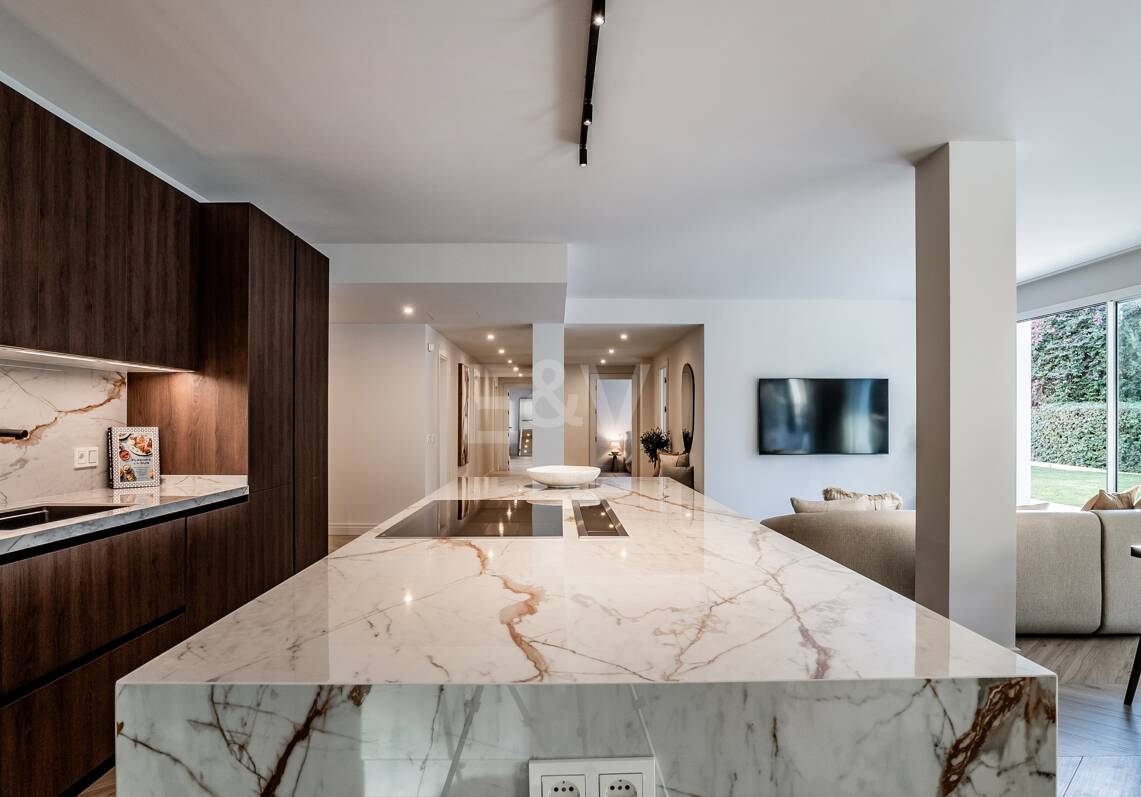 Apartamento Único con Jardín en Las Lomas de Marbella Club