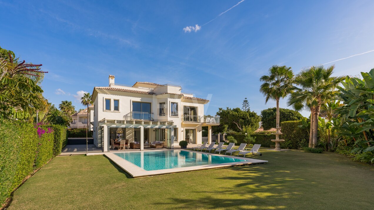 Elegante Villa direkt am Strand in Costabella