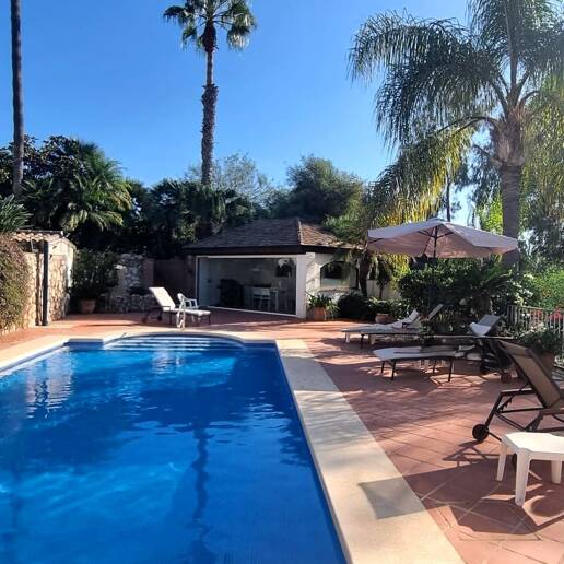 Encantadora villa andaluza de estilo único y moderno con 5 dormitorios en El Rosario