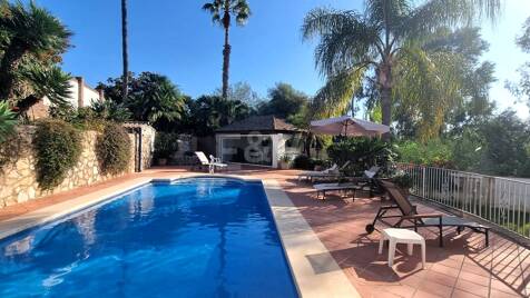 Encantadora villa andaluza de estilo único y moderno con 5 dormitorios en El Rosario