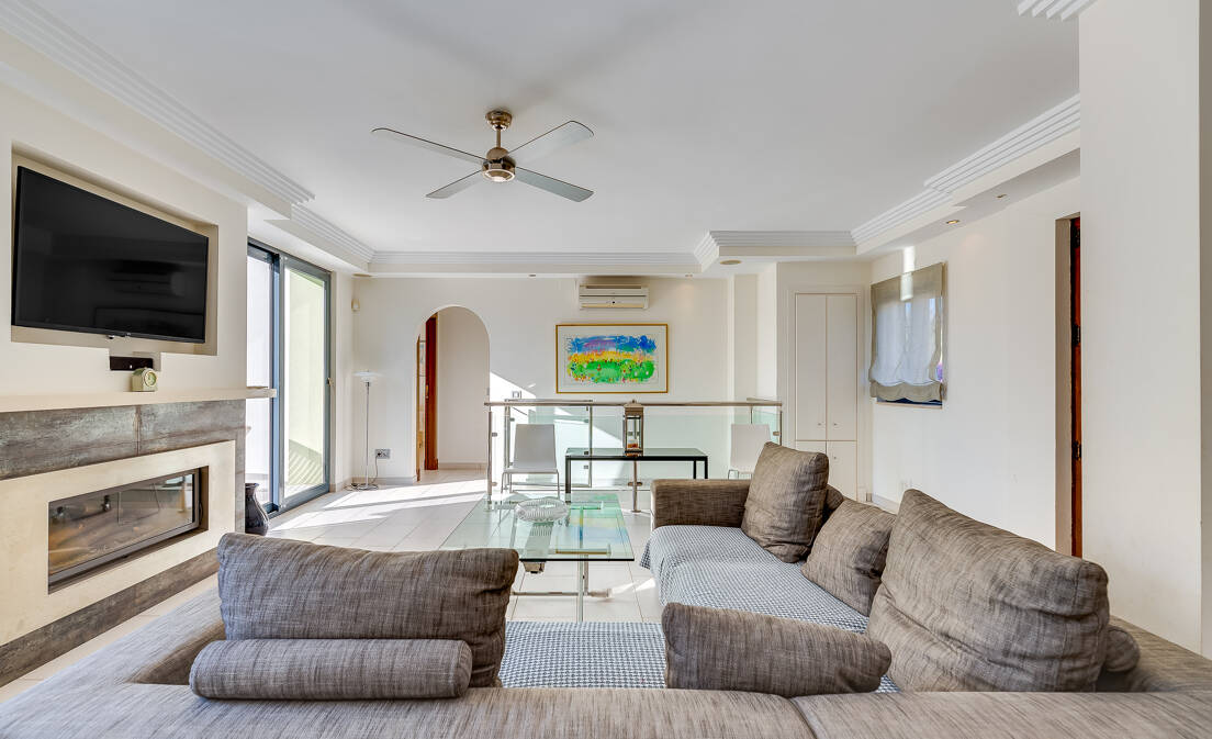 Charmante andalusische Villa im einzigartigen und modernen Stil mit 5 Schlafzimmern in El Rosario