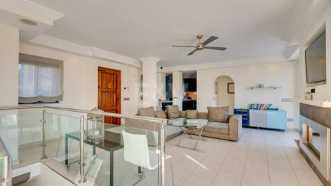 Propriété de style andalou de 5 lits disponible pour une location de 9 mois à partir d'octobre 2025