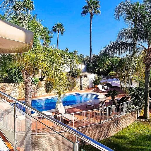 Encantadora villa andaluza de estilo único y moderno con 5 dormitorios en El Rosario