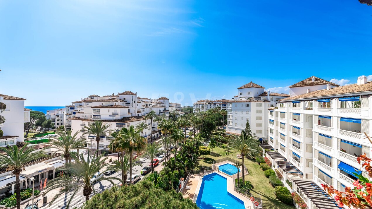 Ático dúplex en Puerto Banús con terraza envolvente y a pocos pasos de la playa y puerto.