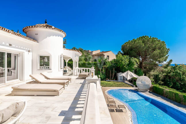 Elegant Villa with Sea Views & Touristic Licence