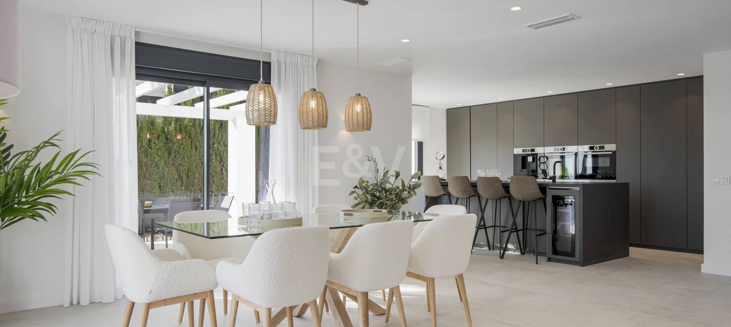 Modernised Villa in Los Flamingos Golf with Sea Views