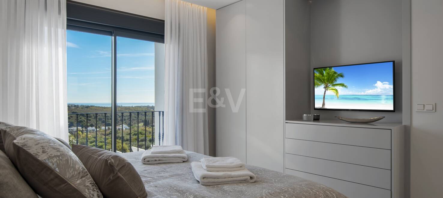 Modernised Villa in Los Flamingos Golf with Sea Views