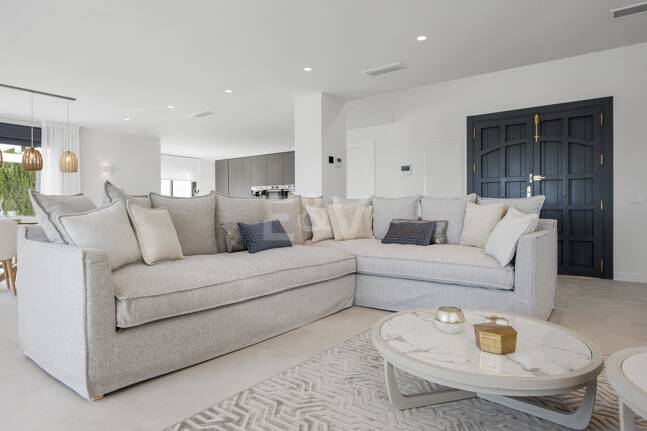 Modernizacja willi w Los Flamingos Golf z widokiem na morze