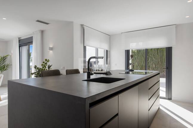 Modernizacja willi w Los Flamingos Golf z widokiem na morze