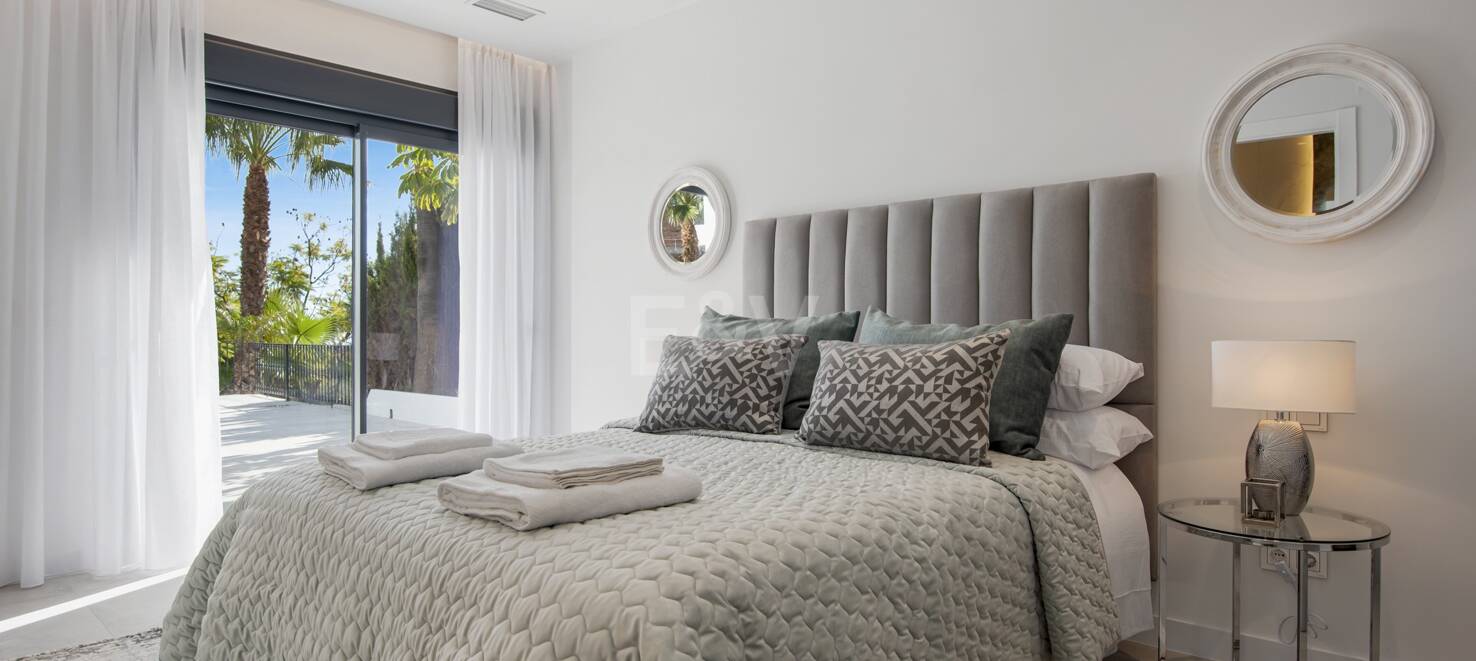 Modernised Villa in Los Flamingos Golf with Sea Views