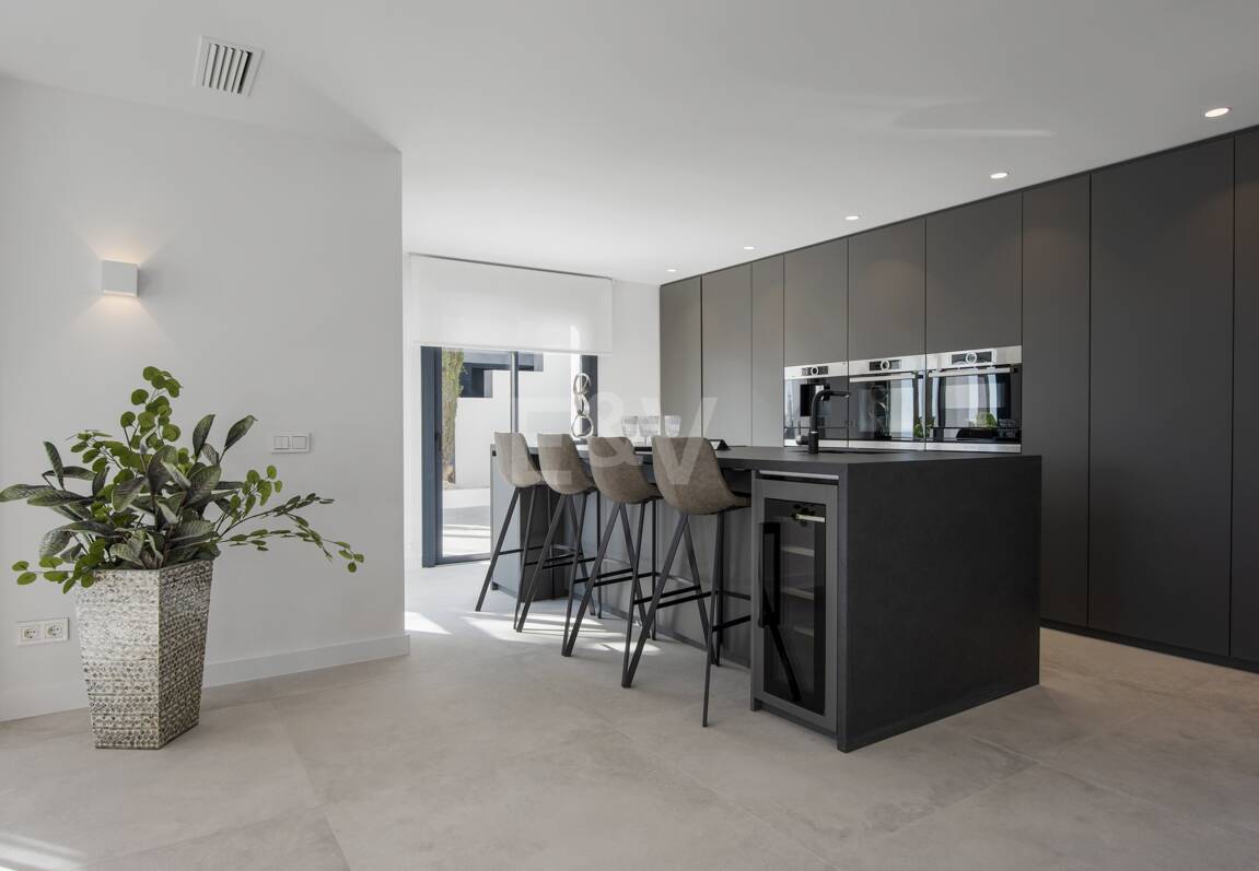 Modernizacja willi w Los Flamingos Golf z widokiem na morze