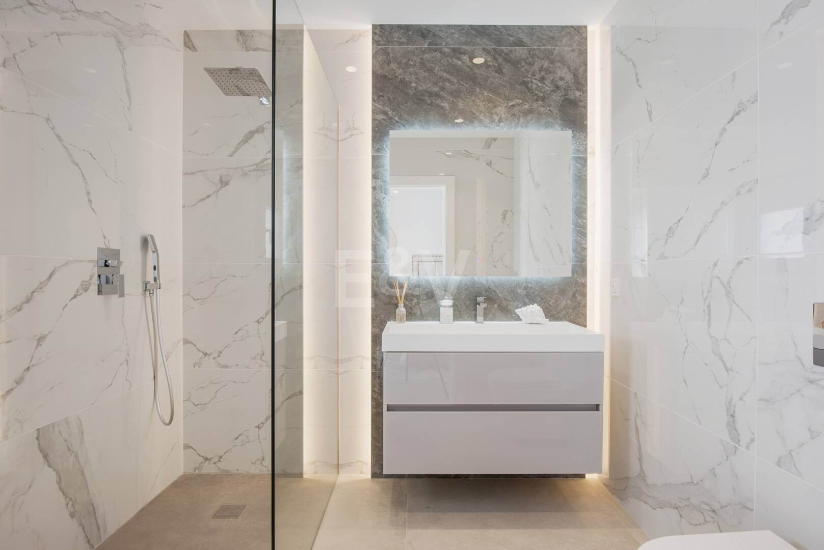 Modernizacja willi w Los Flamingos Golf z widokiem na morze