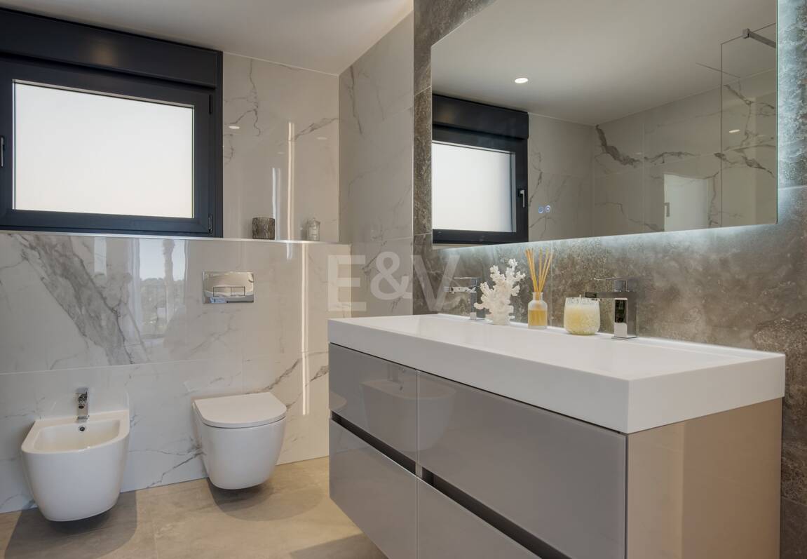 Modernizacja willi w Los Flamingos Golf z widokiem na morze