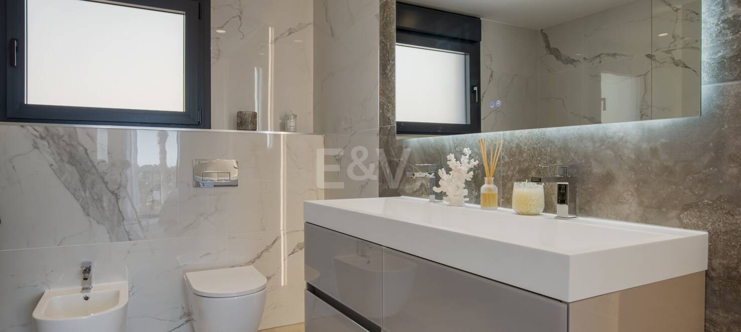 Modernised Villa in Los Flamingos Golf with Sea Views