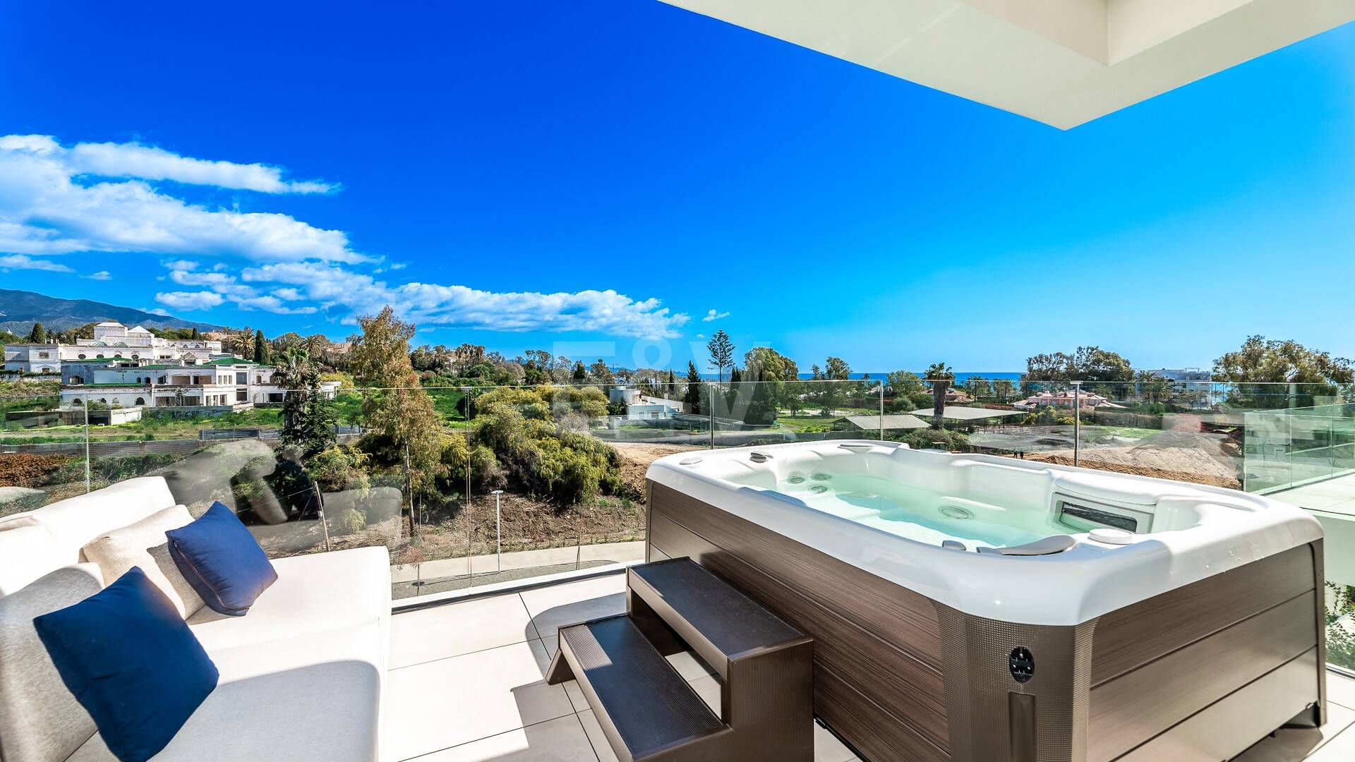 Spectacular Penthouse in Benalus Close to the Beach with Private Pool and Sea View