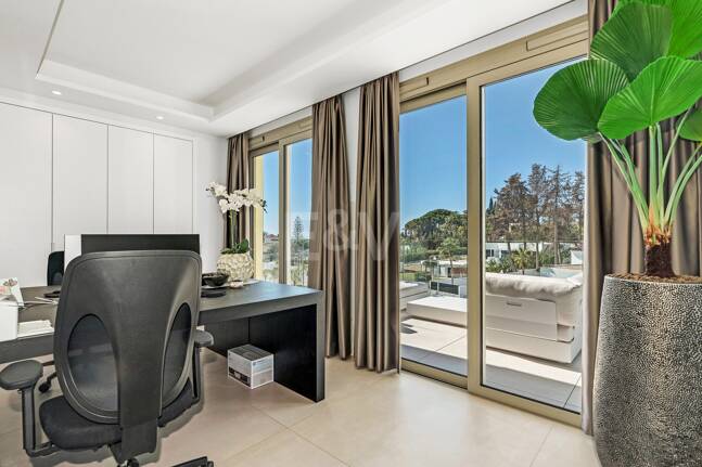 Spectacular Penthouse in Benalus Close to the Beach with Private Pool and Sea View