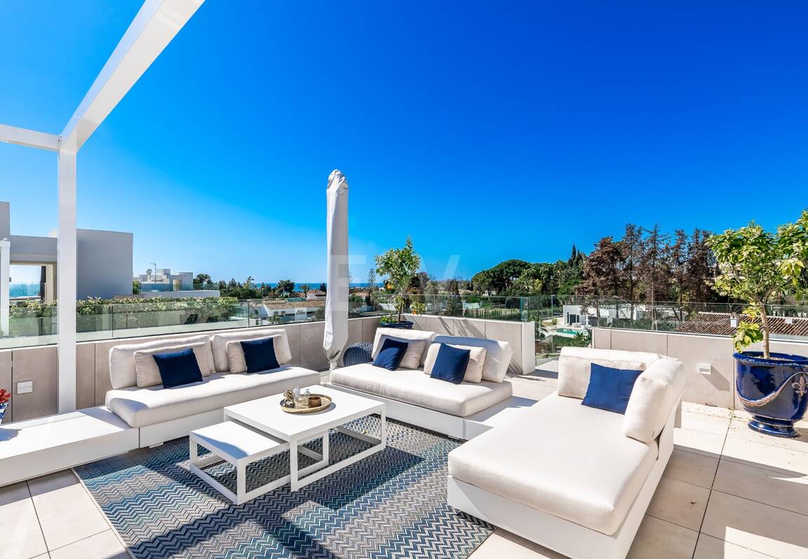 Spectacular Penthouse in Benalus Close to the Beach with Private Pool and Sea View