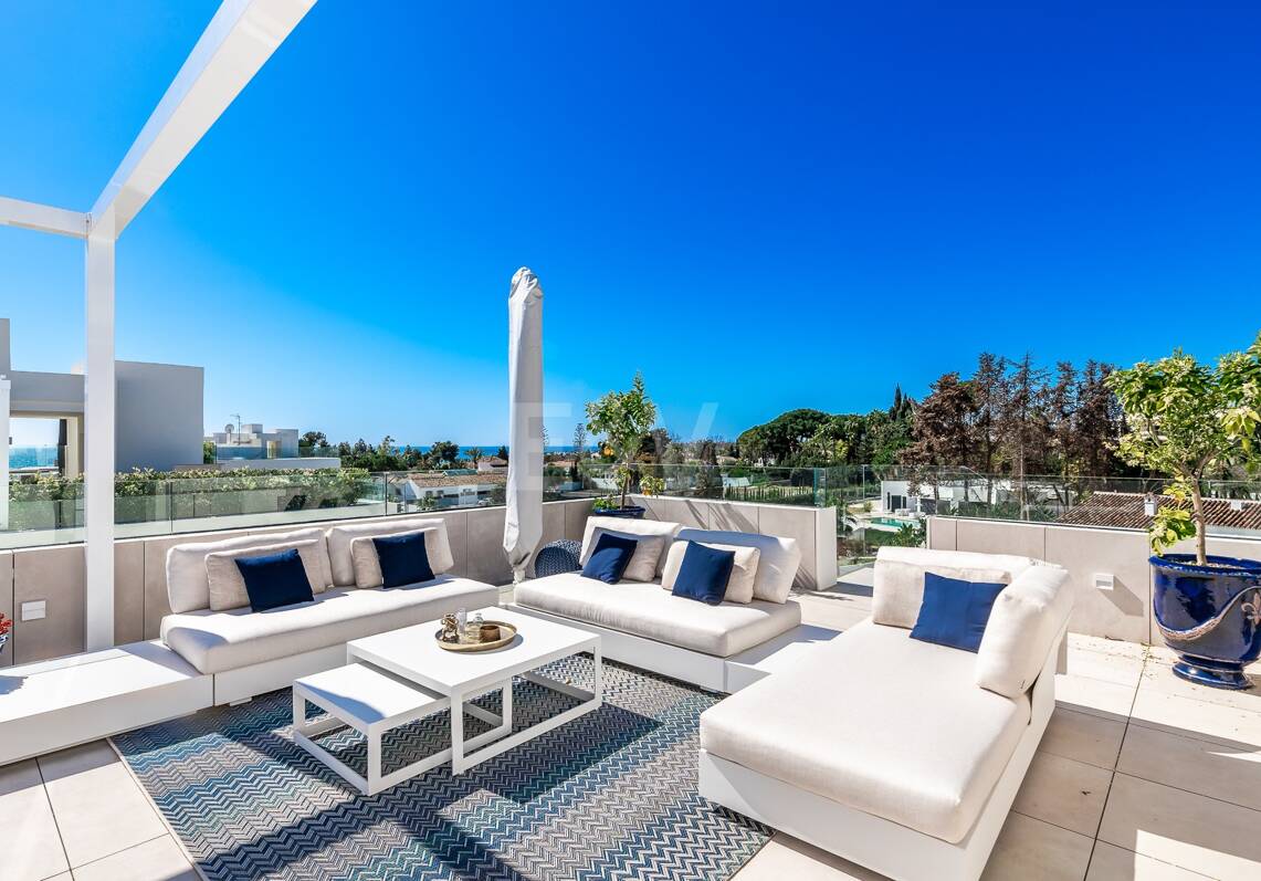 Spectacular Penthouse in Benalus Close to the Beach with Private Pool and Sea View