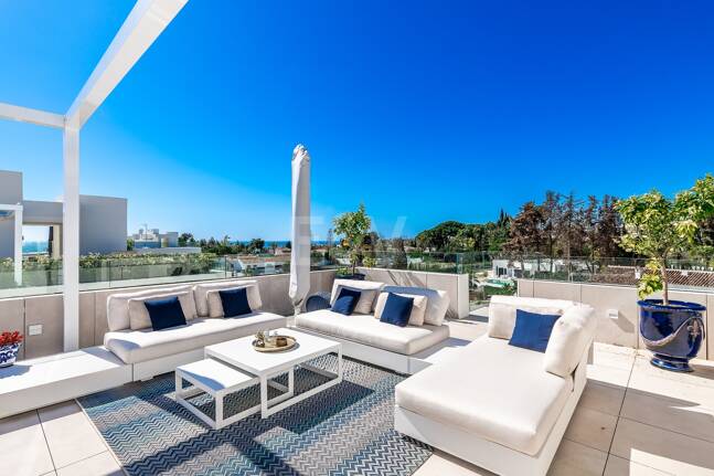 Spectacular Penthouse in Benalus Close to the Beach with Private Pool and Sea View