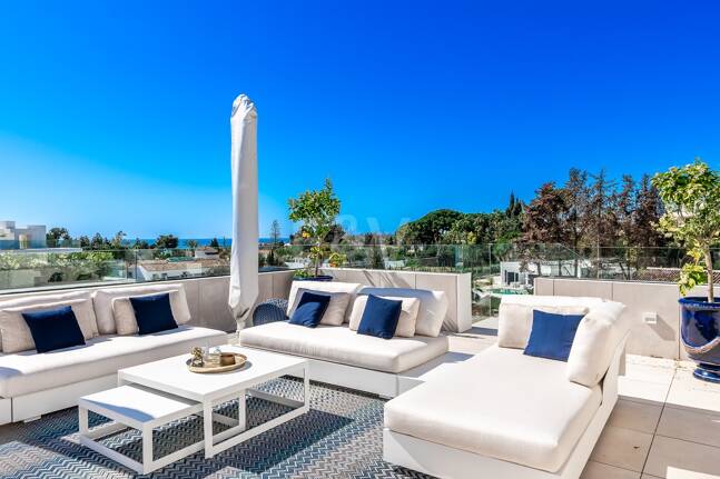 Spectacular Penthouse in Benalus Close to the Beach with Private Pool and Sea View