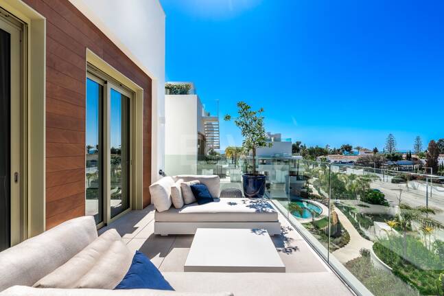 Spectacular Penthouse in Benalus Close to the Beach with Private Pool and Sea View