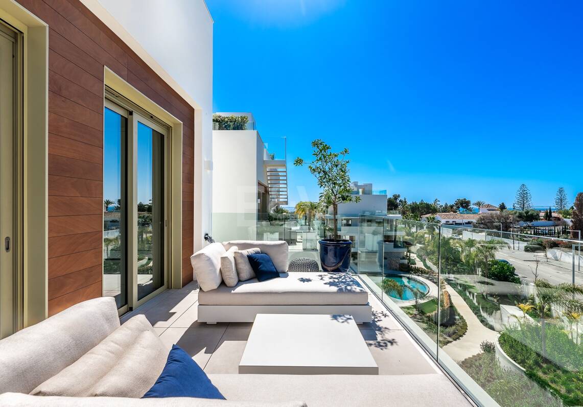 Spectacular Penthouse in Benalus Close to the Beach with Private Pool and Sea View