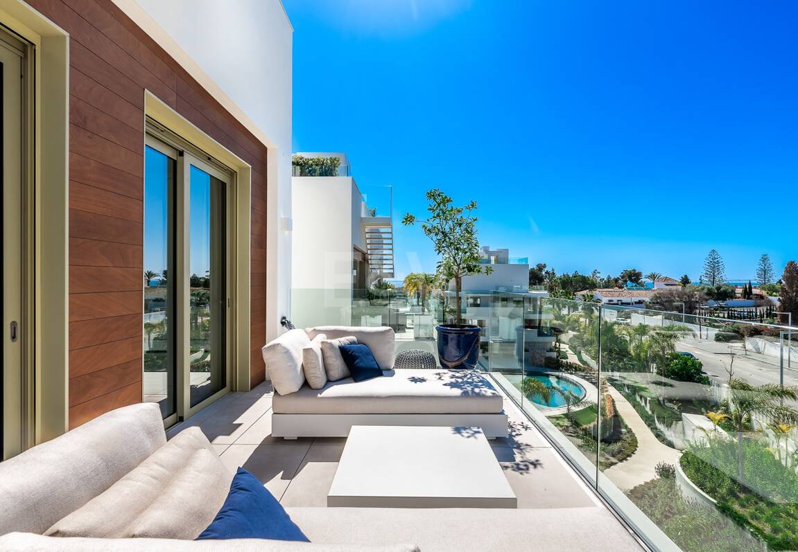 Spectacular Penthouse in Benalus Close to the Beach with Private Pool and Sea View