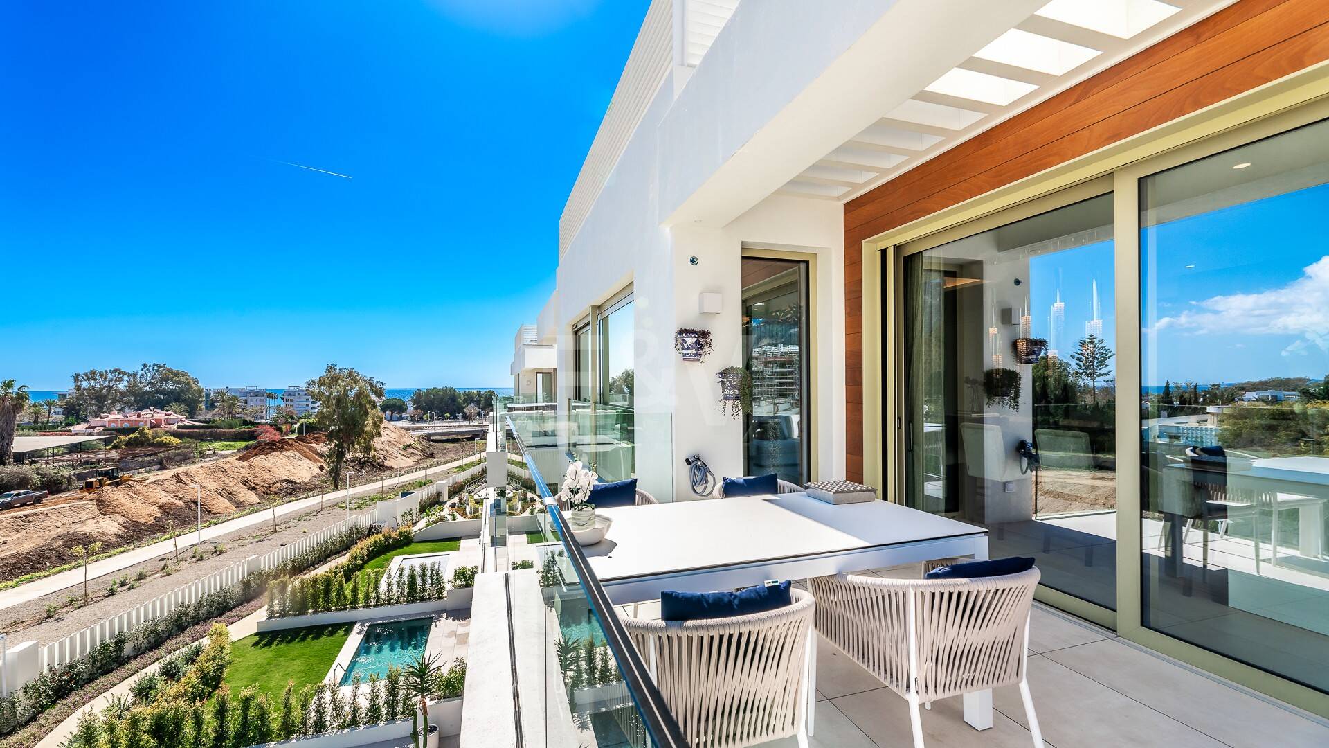 Spectacular Penthouse in Benalus Close to the Beach with Private Pool and Sea View