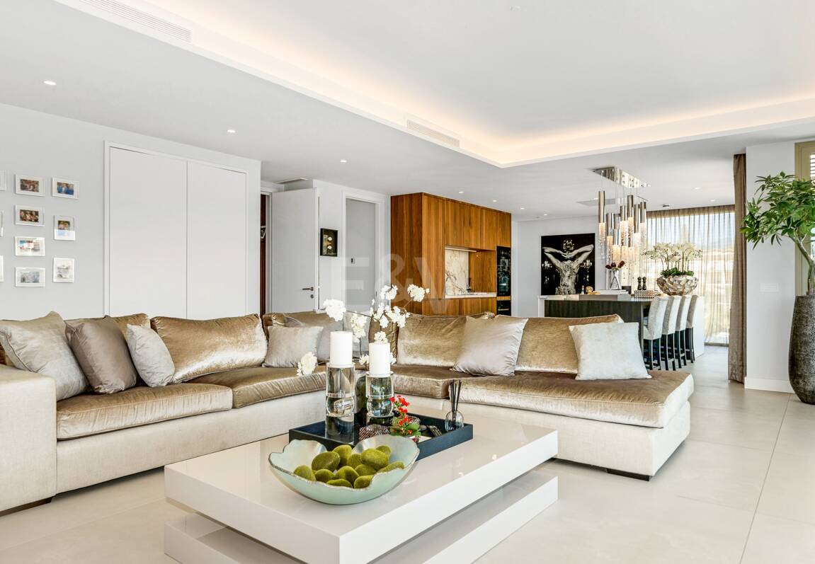 Spectacular Penthouse in Benalus Close to the Beach with Private Pool and Sea View