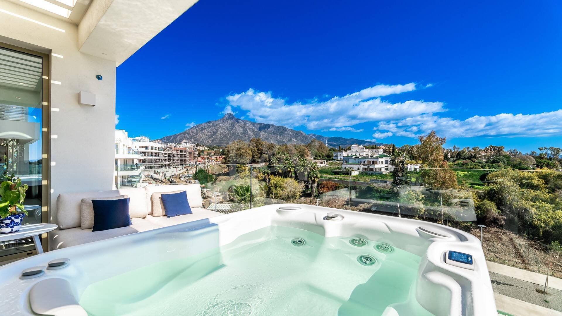 Spectacular Penthouse in Benalus Close to the Beach with Private Pool and Sea View