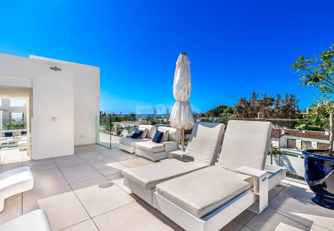 Spectacular Penthouse in Benalus Close to the Beach with Private Pool and Sea View