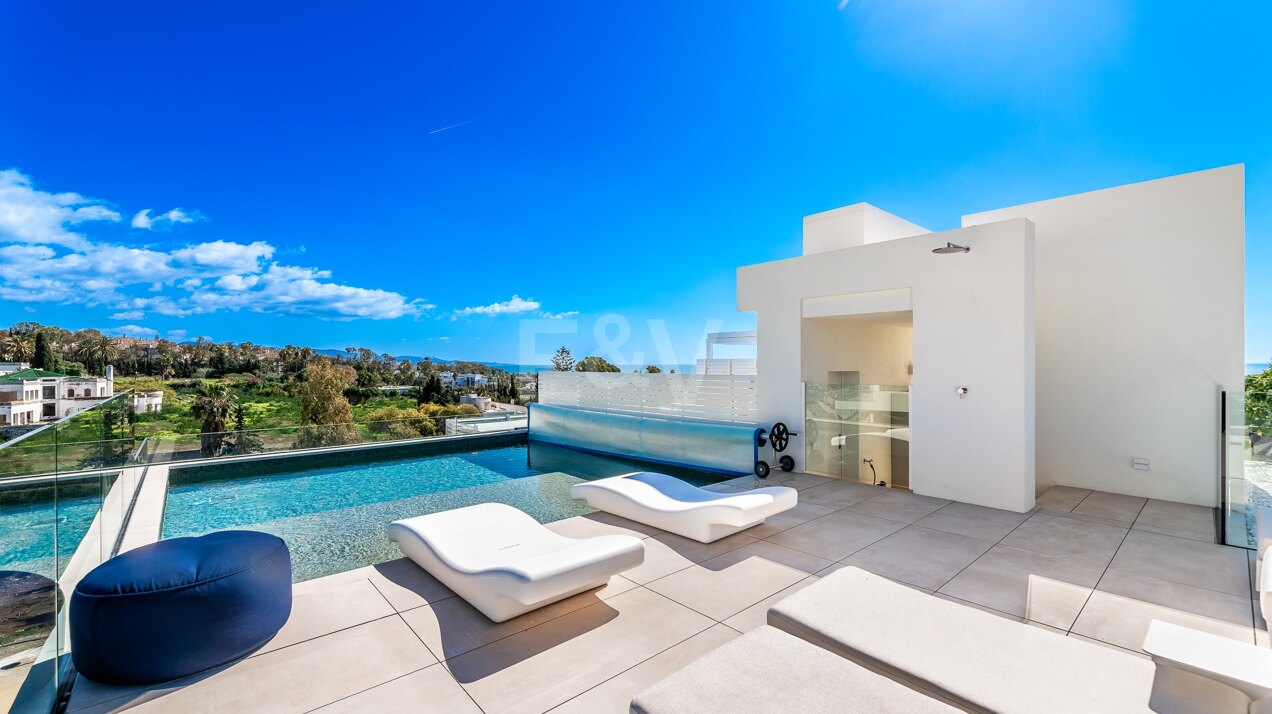 Spektakuläres Penthouse in Benalus, in Strandnähe mit privatem Pool und Meerblick