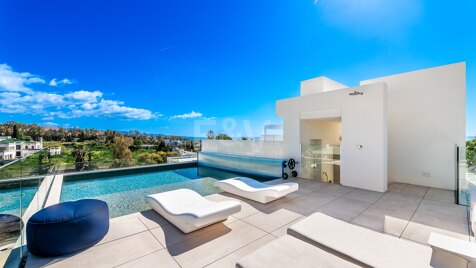 Espectacular ático en Benalus cerca de la playa con piscina privada y vistas al mar