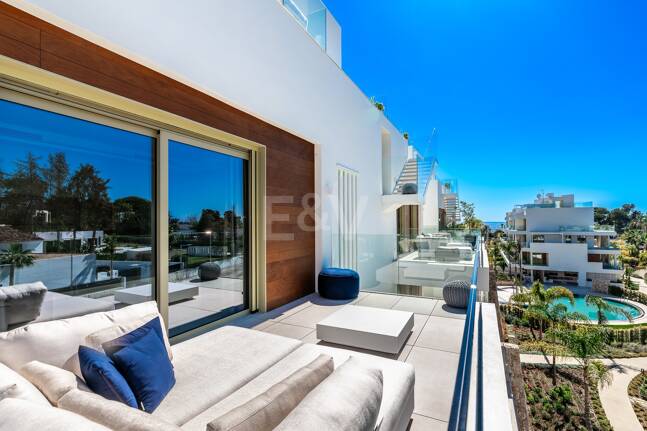 Spectacular Penthouse in Benalus Close to the Beach with Private Pool and Sea View