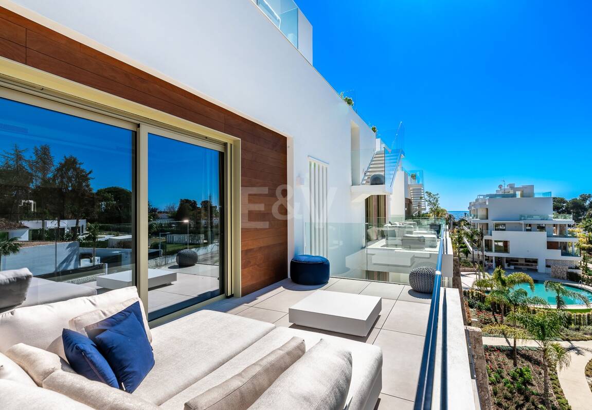 Spectacular Penthouse in Benalus Close to the Beach with Private Pool and Sea View