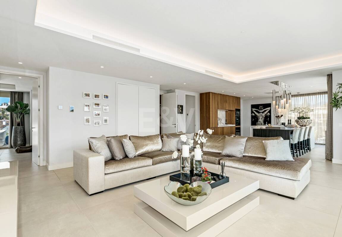 Spectacular Penthouse in Benalus Close to the Beach with Private Pool and Sea View